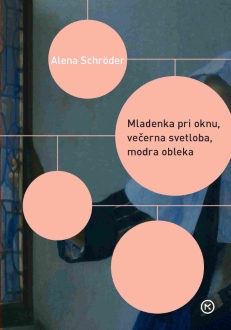 MLADENKA PRI OKNU, VEČERNA SVETLOBA, MODRA OBLEKA